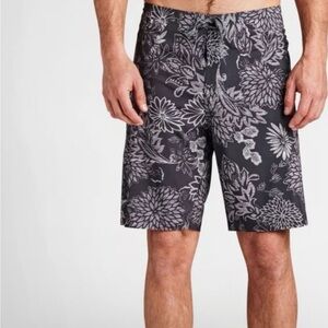 Roark Men’s Black Savage Fuzed Gardens Boardshorts 19" Outseam Size 31 NWT